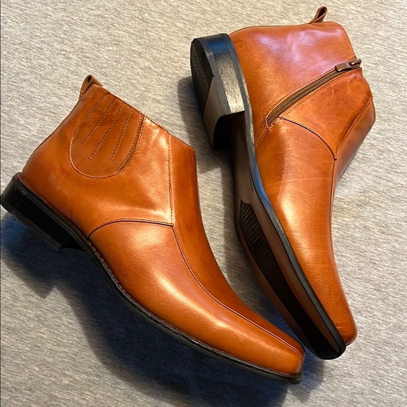 *NIB* Zota  Leather Square Toe Chukka Boots main image 4